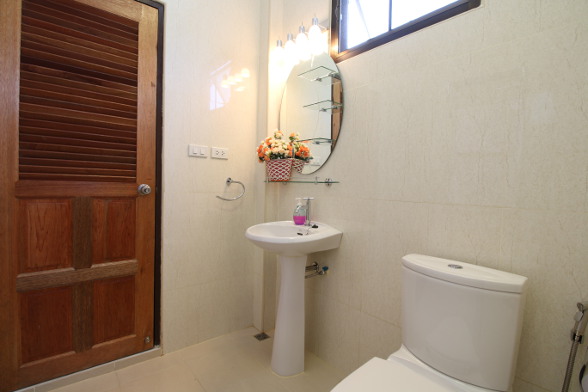 budget_studio_bathroom