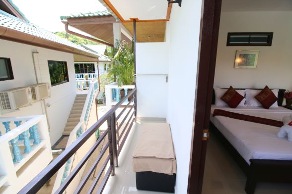 budget_studio_towards_entrance