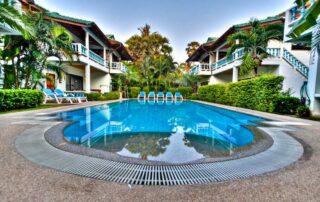 resort_w_pool_760x495_l