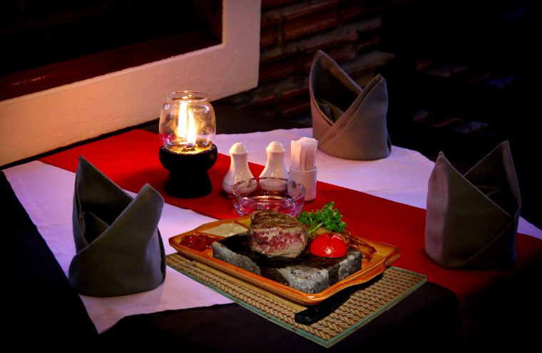 table_w_hot_stone_760x495_l